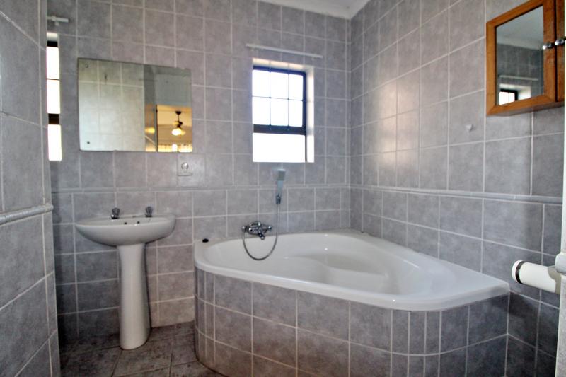 5 Bedroom Property for Sale in Fraaiuitsig Western Cape